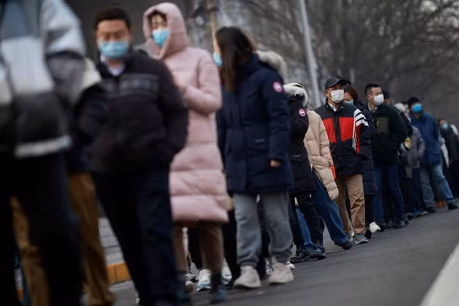 Người dân xếp hàng xét nghiệm COVID-19 tại Bắc Kinh, Trung Quốc ngày 22/1. Ảnh Reuters.