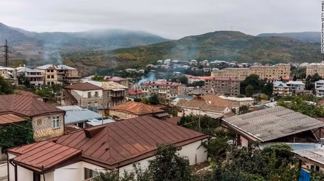 Khói bốc lên tại địa điểm được cho là bị tên lửa rơi trúng tại Nagorno-Karabakh. Ảnh Getty Images.