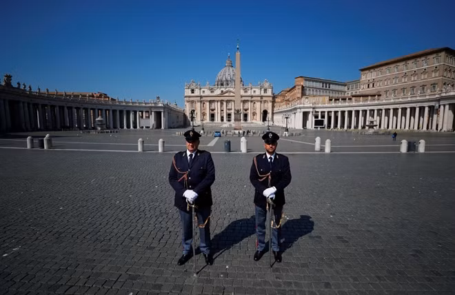 Các sĩ quan cảnh sát bảo vệ tại Quảng trường St. Peter ở Vatican khi Giáo hoàng Francis tiến hành buổi lễ mà không có người theo dõi trực tiếp.