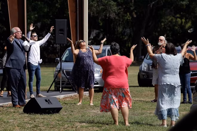 Mục sư Bill Bailey (ngoài cùng bên trái) cầu nguyện trong một buổi lễ tại Nhà thờ Happy Gospel Center ở Bradenton, Florida.