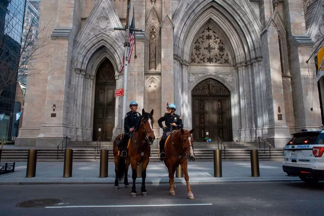 Cảnh sát thành phố New York, Mỹ, thực hiện nhiệm vụ tuần tra tại Nhà thờ St. Patrick. New York hiện là tâm dịch của Mỹ và thế giới. Chỉ tính riêng tại thành phố New York đã có hơn 103.200 ca nhiễm và 9.385 ca tử vong vì COVID-19.