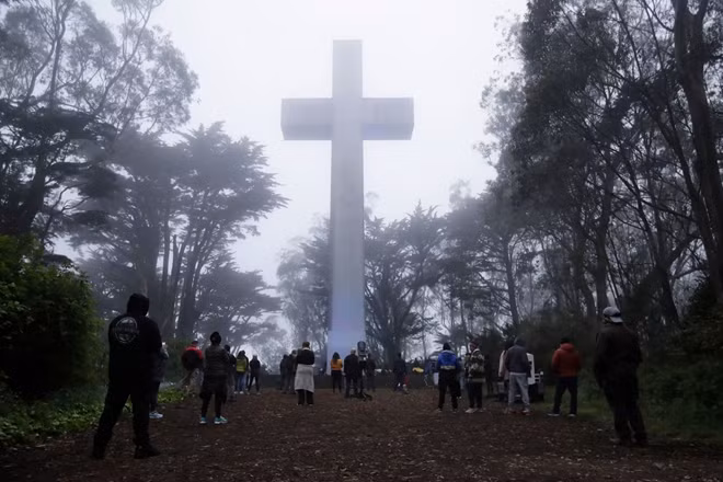 Một nhóm người tập trung tại cây thánh giá Mount Davidson ở San Francisco. Mọi người chú ý giữ khoảng cách vì đây là giữa mùa dịch. California, bang đông dân và giàu nhất nước Mỹ, xếp thứ 5 cả nước về số ca nhiễm COVID-19 với hơn 23.200 ca, cùng với đó là 675 ca tử vong. San Francisco có 872 ca nhiễm và 14 ca tử vong.