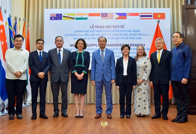 Thứ trưởng Nguyễn Quốc Dũng và các đại sứ.