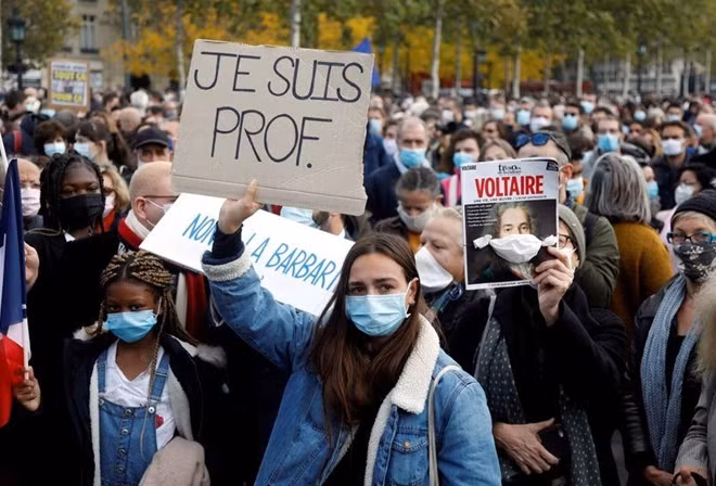 Người biểu tình ở Paris phản đối hành động man rợ với giáo viên. Ảnh Reuters.
