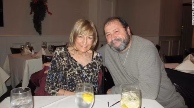 Anthony Catapano và vợ. Ảnh CNN.