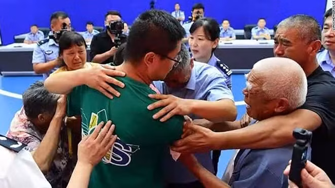 Guo đoàn tụ với gia đình sau 24 năm.
