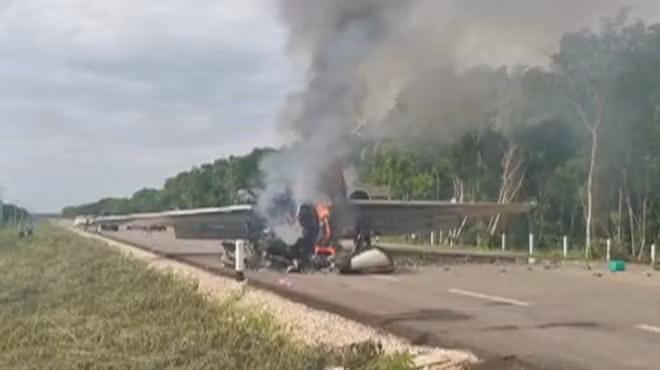 Máy bay bốc cháy sau khi hạ cánh trái phép. Ảnh Reuters.