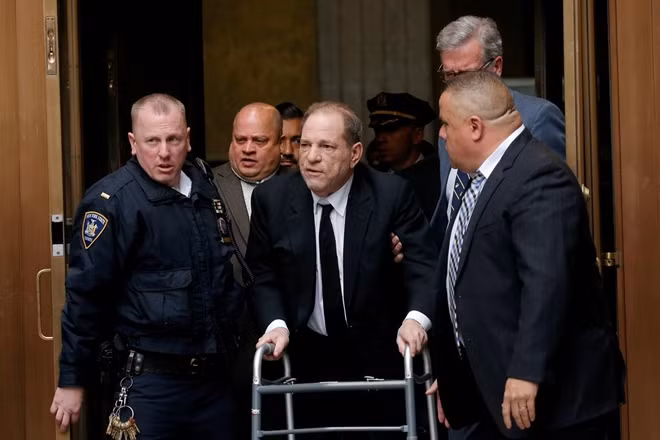 Harvey Weinstein ra hầu tòa tại New York với sự hỗ trợ của nạng và cảnh sát. Ảnh Reuters.