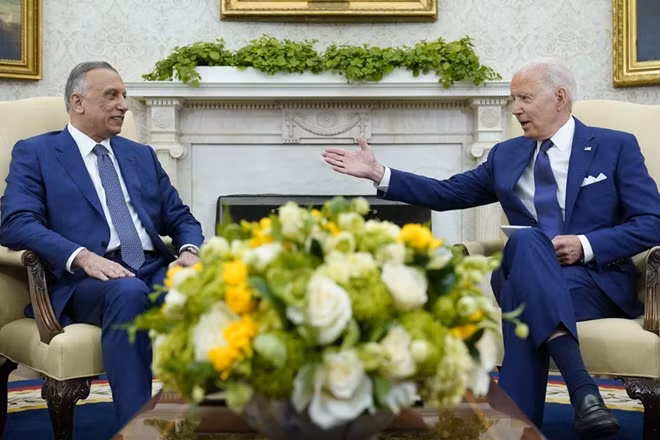 Tổng thống Mỹ Joe Biden (phải) và Thủ tướng Iraq Mustafa al-Kadhimi. Ảnh AP.