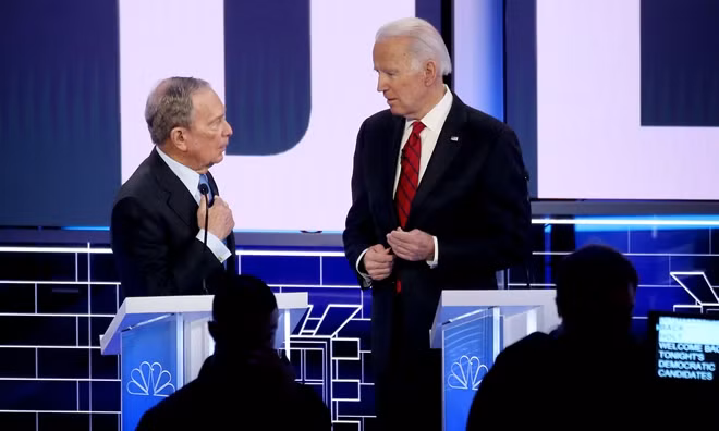 Michael Bloomberg và Joe Biden tại cuộc tranh luận sơ bộ đảng Dân chủ tháng 2/2020. Ảnh Getty Images.