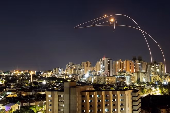 Tên lửa rực sáng trên bầu trời Israel. Ảnh Reuters.