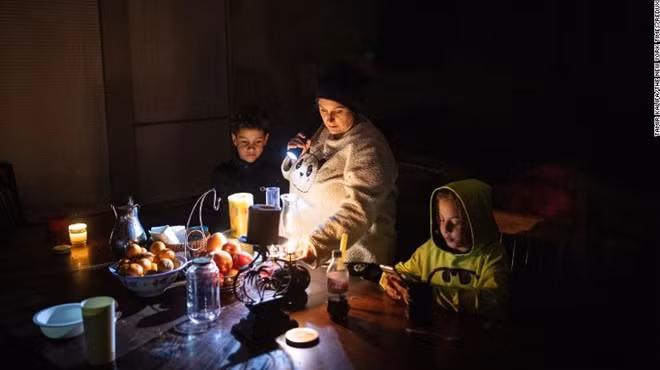Đến hết ngày 18/2, hơn 300.000 gia đình và doanh nghiệp tại Texas vẫn chưa có điện, theo PowerOutage. 480.000 khách hàng tại các bang khác, như Oregon, Louisiana, Mississippi, Kentucky, Illinois… cũng chưa có điện.