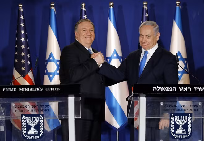 Ngoại trưởng Mỹ Mike Pompeo bên cạnh Thủ tướng Israel Benjamin Netanyahu. Ảnh AP.