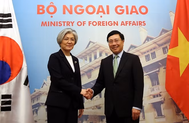 Phó Thủ tướng, Bộ trưởng Ngoại giao Phạm Bình Minh và Bộ trưởng Ngoại giao Hàn Quốc Kang Kyung Wha trước thềm cuộc hội đàm tại Nhà khách Chính phủ ngày 9/3/2018. Ảnh: VGP