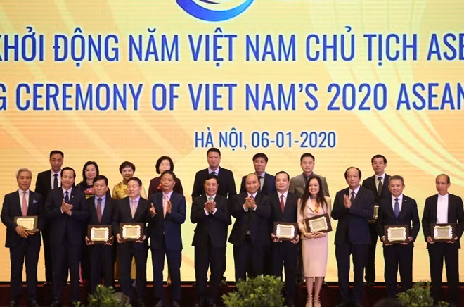 Thủ tướng Nguyễn Xuân Phúc, Phó Thủ tướng Phạm Bình Minh, lãnh đạo một số bộ ngành cùng các đơn vị tài trợ đặc biệt cho năm Chủ tịch ASEAN 2020