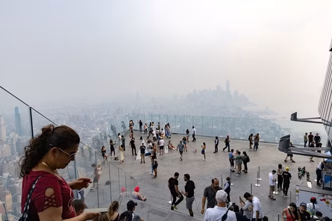 Khói bụi cháy rừng ở phía Tây bay sang tận New York ở phía Đông. Ảnh Reuters.