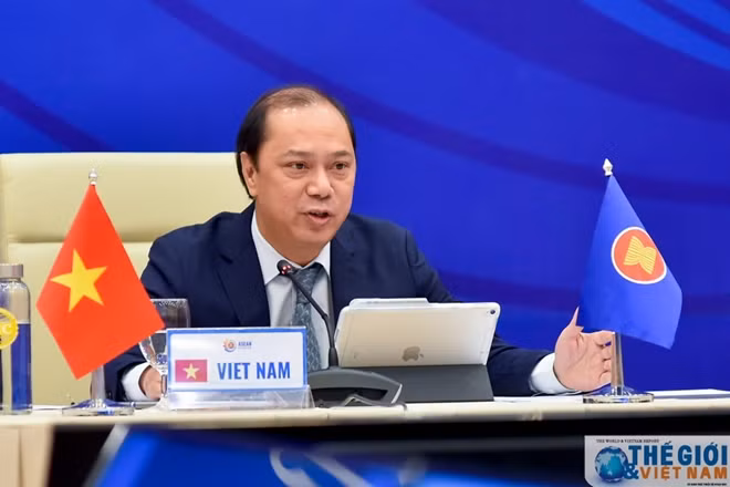 Thứ trưởng Ngoại giao Nguyễn Quốc Dũng, Trưởng SOM ASEAN Việt Nam chủ trì Hội nghị, phát biểu khai mạc Hội nghị trù bị Quan chức cao cấp ASEAN. Ảnh: Thế giới và Việt Nam.