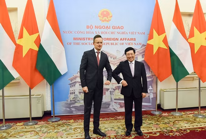 Bộ trưởng Bộ Ngoại giao Phạm Bình Minh với Bộ trưởng Ngoại giao và Kinh tế đối ngoại Hungary Szijjártó Péter.