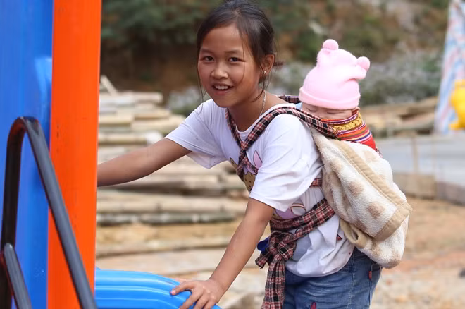 Còn ngại ngùng trước sự xuất hiện máy ảnh, nhưng những em bé vùng cao vẫn rất hồn nhiên và vi vẻ với sân chơi mới.
