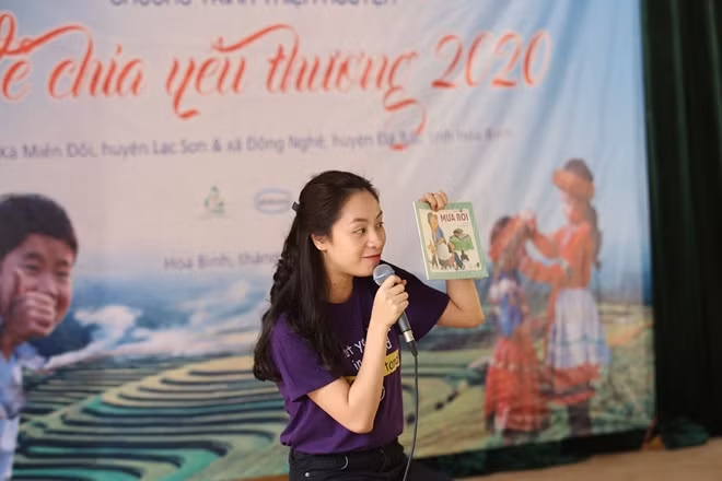 Giờ đọc truyện đặc biệt thu hút sự quan tâm của các em nhỏ xã Đồng Nghê.
