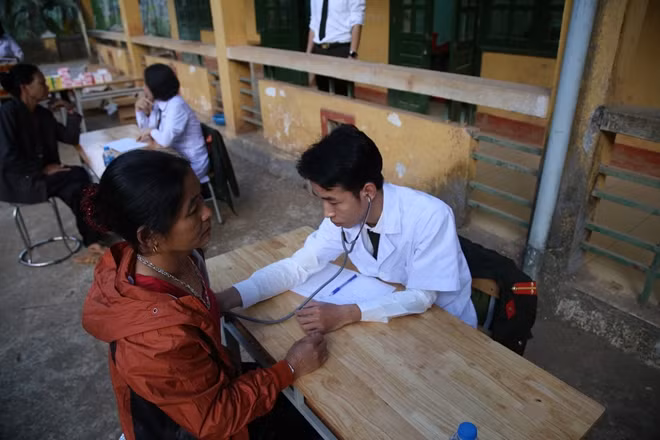 Cô Sa Thị Lan, một người dân địa phương chia sẻ: “Biết sẽ có đoàn tình nguyện công an đến thăm khám miễn phí và trao tặng quà, bà con ở xã vô cùng phấn khởi. Thấy màu áo xanh của các đồng chí công an, chúng tôi thấy rất yên tâm”.
