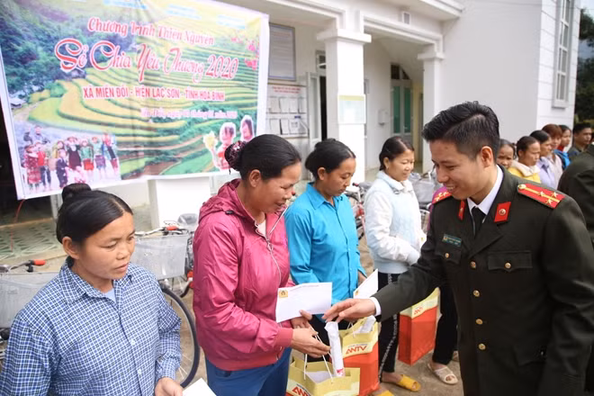 Điểm dừng chân đầu tiên trên hành trình sẻ chia yêu thương của đoàn thiện nguyện là xã Miền Đồi, huyện Lạc Sơn, tỉnh Hòa Bình. Xã Miền Đồi là một xã nghèo của huyện Lạc Sơn với điều kiện tự nhiên khắc nghiệt. Tại đây, Đoàn Thanh niên Cục Truyền thông CAND đã trao tặng 40 suất quà, mỗi suất quà trị giá 500.000 đồng của nhà tài trợ Công ty TNHH MTV môi trường Trà Vinh đến hộ nghèo có hoàn cảnh khó khăn tại địa phương.