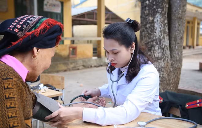 Trong ngày 4-1, các y, bác sĩ là đoàn viên thanh niên Bệnh viện 19-8 đã tổ chức khám, cấp phát thuốc miễn phí cho hơn 200 lượt bà con.