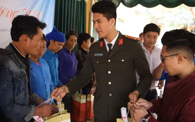 Đại diện ĐTN Cục Truyền thông CAND trao tặng những suất quà cho các hộ khó khăn tại xã Đồng Nghê, huyện Đà Bắc.