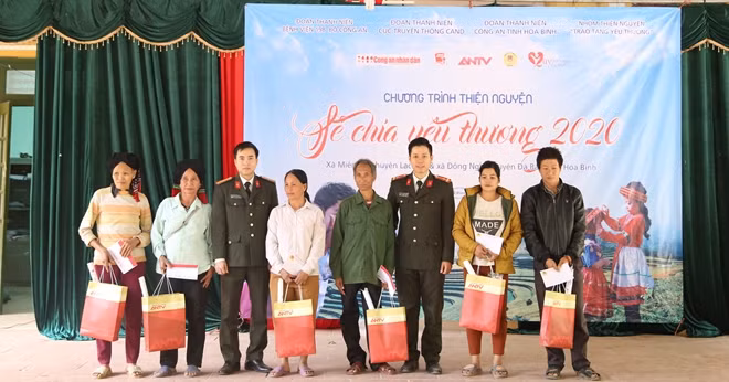 ĐTN Cục Truyền thông và các đơn bị đồng hành trao quà cho các hộ khó khăn tại xã Đồng Nghê sáng 4-1.