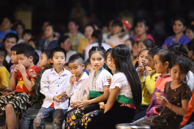 Trong tối 3-1, Đoàn Thanh niên Cục Truyền thông CAND phối hợp với Đoàn Thanh niên Công an tỉnh Hòa Bình tổ chức hoạt động giao lưu văn hóa văn nghệ với tuổi trẻ địa phương, trao tặng 20 suất quà, mỗi suất trị giá 1 triệu đồng cho các hộ dân có hoàn cảnh đặc biệt khó khăn tại Đồng Nghê.