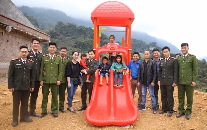 Đoàn cũng đã trao tặng một sân chơi thiếu nhi do Quỹ “Trao tặng yêu thương” tài trợ cho trường mầm non xã Đồng Nghê, cùng 70 suất quà mỗi suất trị giá 500.000 đồng của nhà tài trợ tới 200 hộ dân nghèo xã Đồng Nghê.