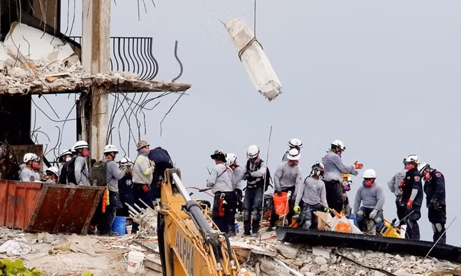 Chung cư 40 năm tuổi sập trong đêm khiến nhiều người không kịp trở tay. Ảnh Reuters.
