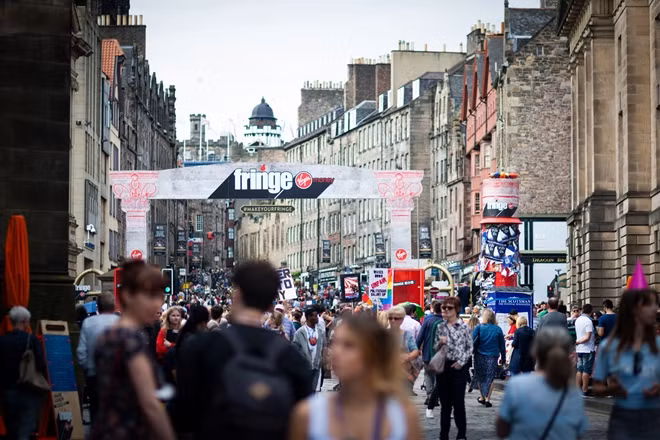 Lễ hội Edinburgh Fringe là một trong những sự kiện quy mô nhất hành tinh.