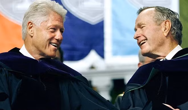 Ông Bill Clinton (trái) và ông George W. Bush. Ảnh AP.