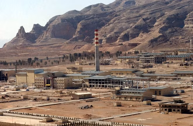 Bên ngoài một khu vực hạt nhân gần thành phố Isfahan của Iran. Ảnh AP.