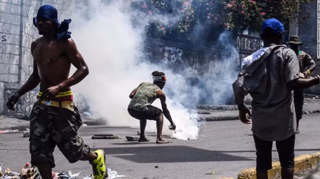 Người biểu tình trên đường phố Port-au-Prince ngày 27-12-2019 đòi Tổng thống Jovenel Moise từ chức. Ảnh Getty Images.