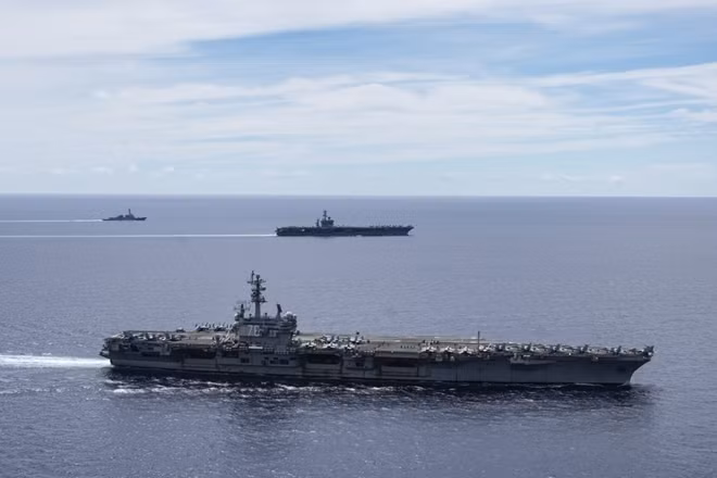 Tàu USS Ronald Reagan và USS Nimitz trong một nhiệm vụ ở Biển Đông hôm 6/7. Ảnh Hải quân Mỹ/AP.