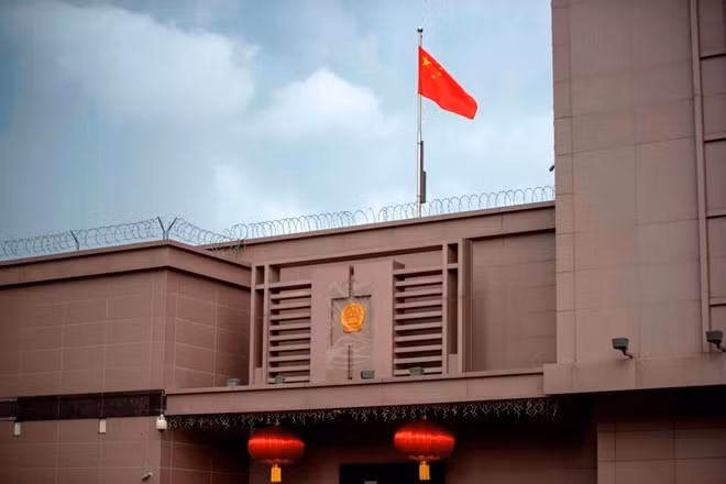 Bên ngoài Lãnh sự quán Trung Quốc ở Houston. Ảnh Reuters.