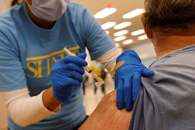 Một người đàn ông Mỹ được tiêm vaccine ngừa COVID-19. Ảnh: Reuter
