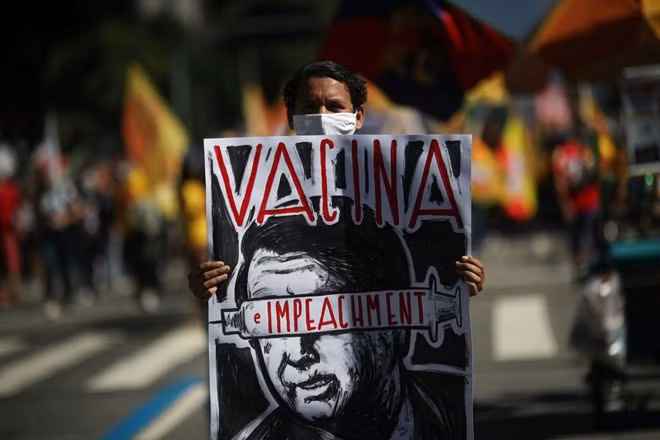 Người biểu tình trên đường phố Rio de Janeiro. Ảnh Reuters.