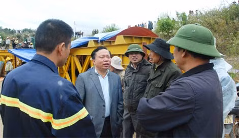 Thiếu tướng Bùi Văn Sơn- Giám đốc Công an tỉnh Lâm Đồng động viên lực lượng cứu hộ, cứu nạn tại hiện trường.