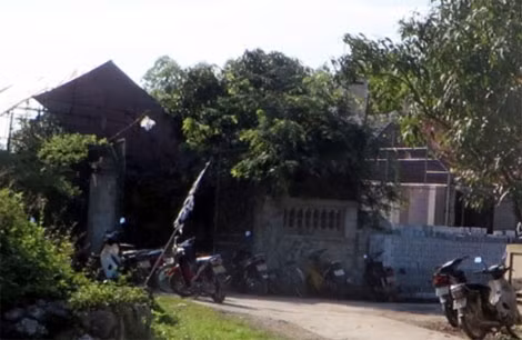 Gia đình anh Cương đang lo mai táng cho nạn nhân.
