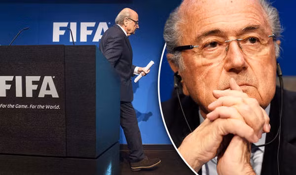 Chủ tịch FIFA Sepp Blatter vội vã rời khỏi cuộc họp đột xuất sau tuyên bố từ chức đầy bất ngờ ngày 2/6. Ảnh: Express.