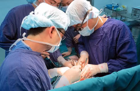 Các thầy thuốc cần được bảo vệ an toàn mới có thể yên tâm cứu chữa bệnh nhân. Các thầy thuốc cần được bảo vệ an toàn mới có thể yên tâm cứu chữa bệnh nhân.