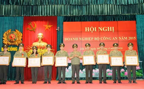 Trung tướng Lê Văn Minh, Tổng cục trưởng Tổng cục Hậu cần- Kỹ thuật trao thưởng cho các cá nhân có thành tích xuất sắc .