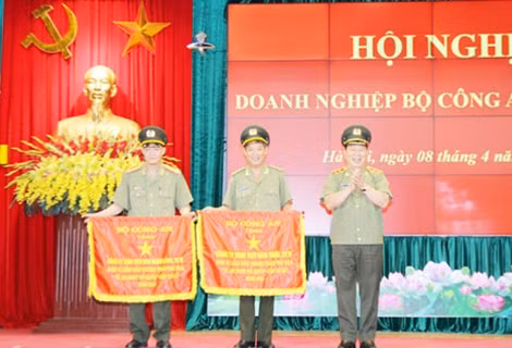Thứ trưởng Bùi Văn Thành trao Cờ thi đua cho các đơn vị có thành tích xuất sắc.