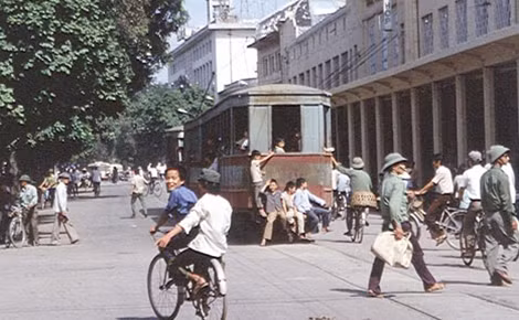 Hà Nội 1983: Xe điện cũ.