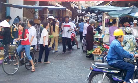 Kinh doanh, mua bán ở lòng, lề đường đã trở thành thói quen với phần đông người dân.
