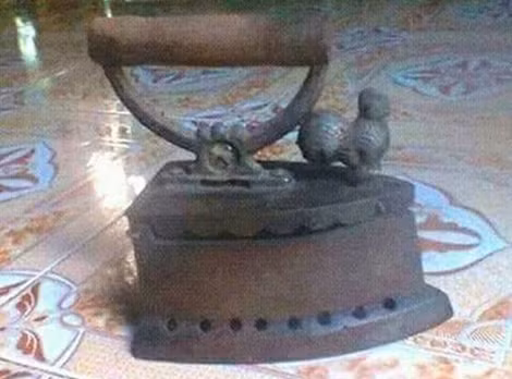 Con gà trên khóa chốt của bàn ủi này được giới lừa đảo “hàng đ” cho là đồng lạnh có giá hơn 100 triệu đồng/ 1 con.