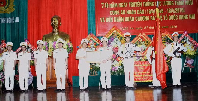Phòng Tham mưu Công an tỉnh vinh dự được Chủ tịch nước tặng thưởng Huân chương Bảo vệ Tổ quốc hạng Nhì.